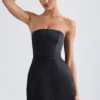 Vestido corto tulipán estructurado con escote bandeau de Haisley en negro