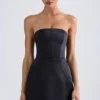 Vestido corto tulipán estructurado con escote bandeau de Haisley en negro