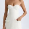 Vestido corto tulipán estructurado sin tirantes Arta en color vainilla