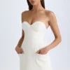 Vestido corto tulipán estructurado sin tirantes Arta en color vainilla
