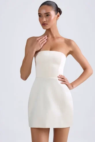 Vestido corto tulipán estructurado tipo bandeau de Haisley en color marfil