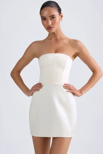 Vestido corto tulipán estructurado tipo bandeau de Haisley en color marfil