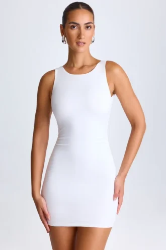 Vestido corto Valetta con espalda abierta y drapeado en blanco