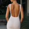 Vestido corto Valetta con espalda abierta y drapeado en blanco