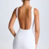 Vestido corto Valetta con espalda abierta y drapeado en blanco