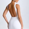 Vestido corto Valetta con espalda abierta y drapeado en blanco