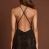 Vestido corto Zelinda con cuello halter, capucha y corte en A, adornado en marrón serpiente