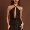 Vestido corto Zelinda con cuello halter, capucha y corte en A, adornado en marrón serpiente