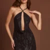 Vestido corto Zelinda con cuello halter, capucha y corte en A, adornado en negro
