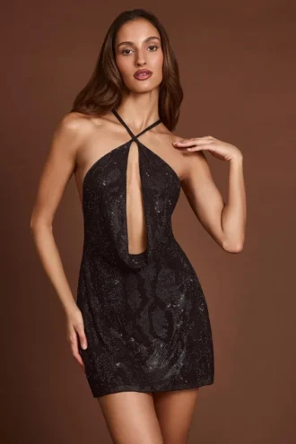 Vestido corto Zelinda con cuello halter, capucha y corte en A, adornado en negro