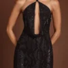 Vestido corto Zelinda con cuello halter, capucha y corte en A, adornado en negro