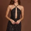 Vestido corto Zelinda con cuello halter, capucha y corte en A, adornado en negro