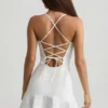 Vestido Daria de cintura baja con cordones en blanco