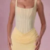 Vestido de dama de honor drapeado de malla Rosina en amarillo mantequilla