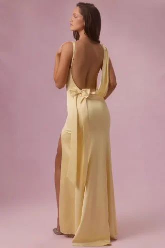 Vestido de dama de honor drapeado de satén Florienne en amarillo mantequilla