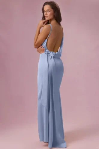 Vestido de dama de honor drapeado de satén Florienne en azul polvo