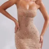 Vestido de noche Antonella con cuello redondo, adornos y tejido transparente en color almendra
