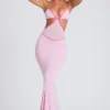 Vestido de noche Bella con ribete en contraste y aberturas en rosa suave