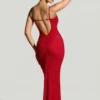 Vestido de noche con escote pronunciado y adornos Colmar en rojo