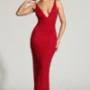 Vestido de noche con escote pronunciado y adornos Colmar en rojo