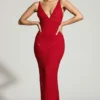 Vestido de noche con escote pronunciado y adornos Colmar en rojo