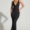 Vestido de noche con escote pronunciado y adornos de Colmar en negro