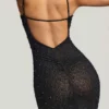 Vestido de noche con escote pronunciado y adornos de Colmar en negro