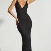 Vestido de noche con escote pronunciado y adornos de Colmar en negro