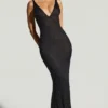 Vestido de noche con escote pronunciado y adornos de Colmar en negro