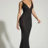 Vestido de noche con escote pronunciado y adornos de Colmar en negro