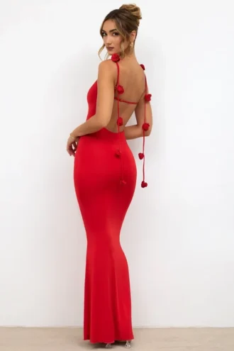 Vestido de noche de jersey elástico con detalle de rosa en rojo escarlata de Aldona