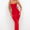 Vestido de noche de jersey elástico con detalle de rosa en rojo escarlata de Aldona