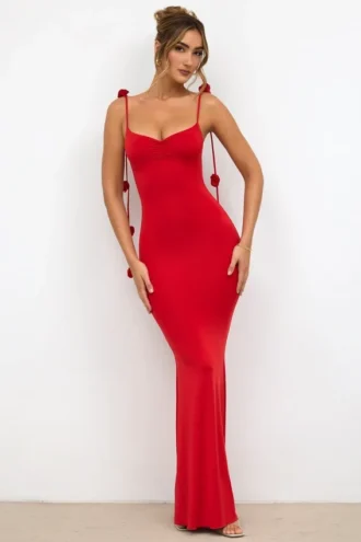 Vestido de noche de jersey elástico con detalle de rosa en rojo escarlata de Aldona