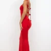 Vestido de noche de jersey elástico con detalle de rosa en rojo escarlata de Aldona