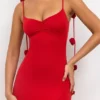 Vestido de noche de jersey elástico con detalle de rosa en rojo escarlata de Aldona