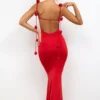 Vestido de noche de jersey elástico con detalle de rosa en rojo escarlata de Aldona