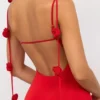 Vestido de noche de jersey elástico con detalle de rosa en rojo escarlata de Aldona