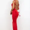 Vestido de noche de jersey elástico con detalle de rosa en rojo escarlata de Aldona