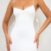 Vestido de noche de jersey elástico con detalles de rosas de Aldona en blanco
