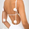 Vestido de noche de jersey elástico con detalles de rosas de Aldona en blanco