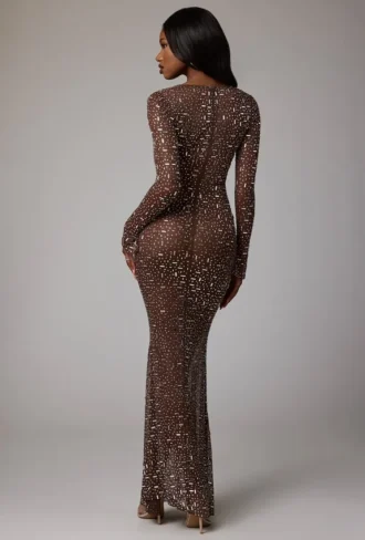 Vestido de noche de manga larga con adornos transparentes Isabeau en color cacao intenso