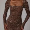Vestido de noche de manga larga con adornos transparentes Isabeau en color cacao intenso