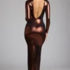 Vestido de noche Safiya de jersey metalizado de manga larga en color bronce cobrizo