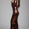 Vestido de noche Safiya de jersey metalizado de manga larga en color bronce cobrizo