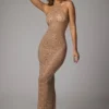 Vestido de noche Soraya de cuello alto, transparente y adornado, en color almendra