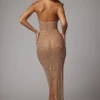 Vestido de noche Soraya de cuello alto, transparente y adornado, en color almendra