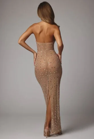 Vestido de noche Soraya de cuello alto, transparente y adornado, en color almendra