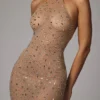 Vestido de noche Soraya de cuello alto, transparente y adornado, en color almendra