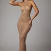 Vestido de noche Soraya de cuello alto, transparente y adornado, en color almendra