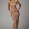 Vestido de noche Soraya de cuello alto, transparente y adornado, en color almendra